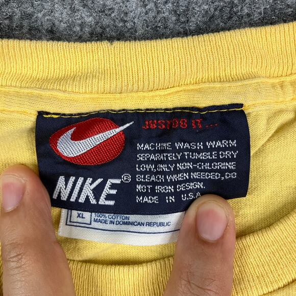 Nike T-Shirt Mens XL Yellow Vintage Logo Graphic Tee Embroidered Patch - Picture 5 of 8